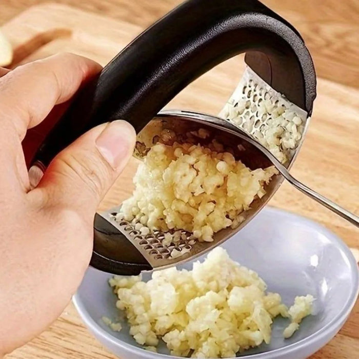 Garlic mincer with ergonomic handle