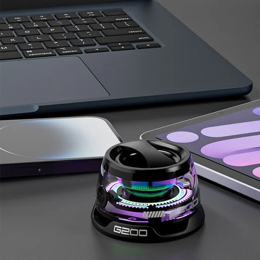 Mini speaker Bluetooth con smartphone fissato al supporto magnetico, utilizzo da scrivania.