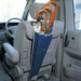 Porta ombrelli agganciato al sedile dell'auto con due ombrelli